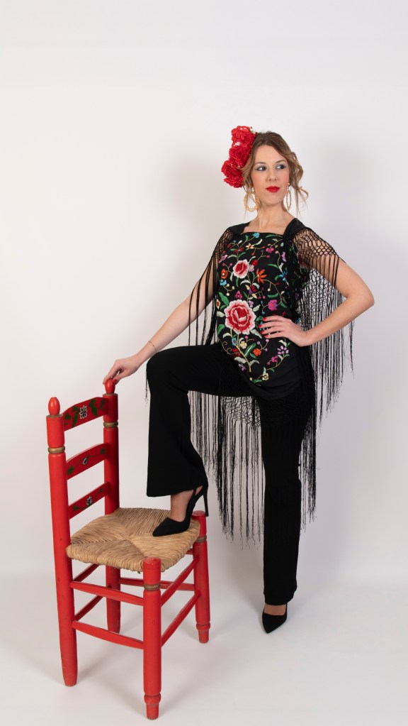 Retrato de mujer con mantón en Feria del Caballo, fotógrafo Jerez